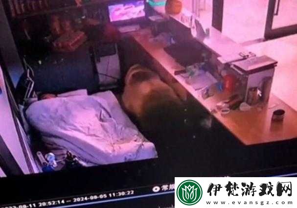 蘭姨不敢發出一點聲音怕吵醒熟睡的孩子