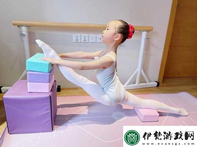 舞蹈生戴小玩具練劈叉