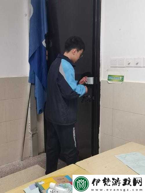 班長上課突然打開開關