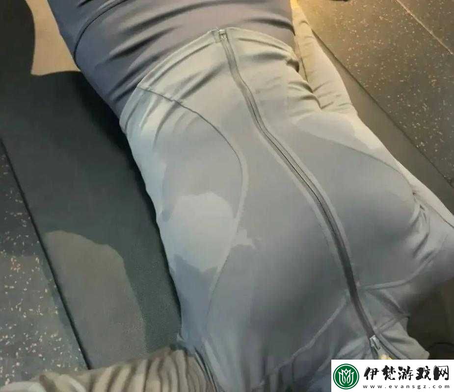 雙腿間硬硬的胎頭濕漉漉的擠出來