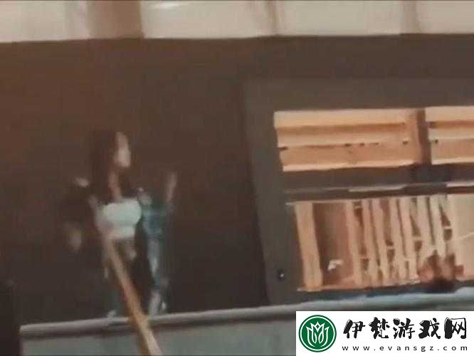 以軍訓大白兔蹦出來了為中心