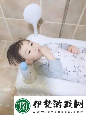 寶寶扶著水池乖乖讓爸爸洗頭